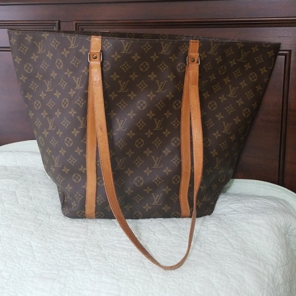 Louis Vuitton Handbags - Louis Vuitton Neverfull bag.